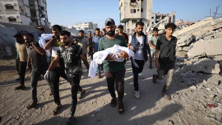 Los dolientes llevan los cuerpos de los palestinos muertos en ataques israelíes durante su funeral en el Hospital Al-Shifa, en la ciudad de Gaza, 27 de septiembre de 2025.