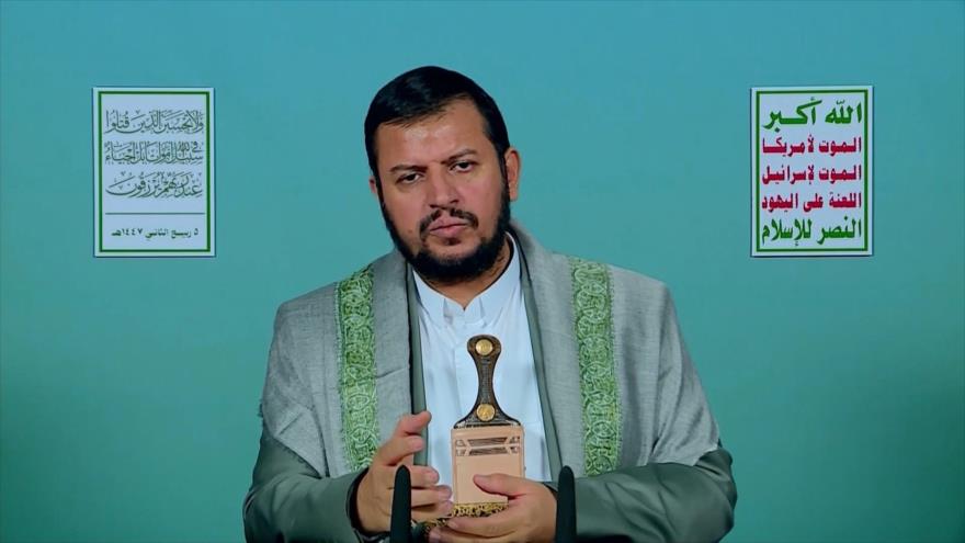 El líder de Ansarolá de Yemen, Seyed Abdulmalik Badreddin al-Houthi, ofrece un discurso por el primer aniversario del martirio del líder de Hezbolá, Seyed Hasan Nasralá.