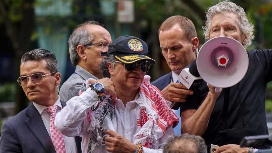 El presidente de Colombia, Gustavo Petro, participa en Nueva York (EE.UU.) en un evento propalestino, junto con el cantante Roger Waters, 26 de septiembre de 2025. (Foto: X)
