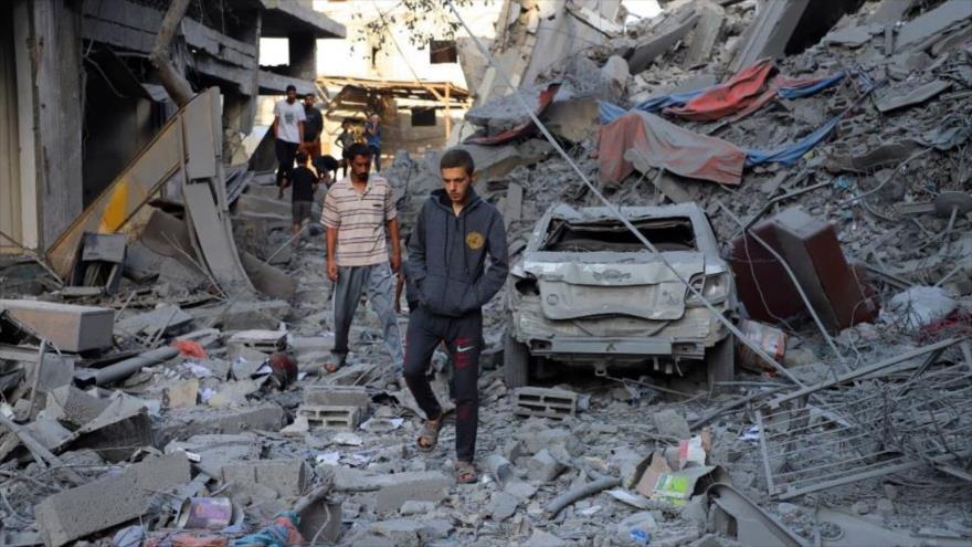 Palestinos inspeccionan el lugar de los ataques israelíes contra viviendas en el campo de refugiados de Shati (Playa), Gaza, 26 de septiembre de 2025. (Foto: Reuters)