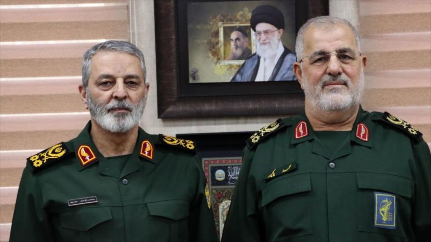 El jefe del Estado Mayor de las Fuerzas Armadas de Irán, el general de división Abdolrahim Musavi (izqda.) y el comandante en jefe del CGRI de Irán. (Foto: Agencia Mehr)