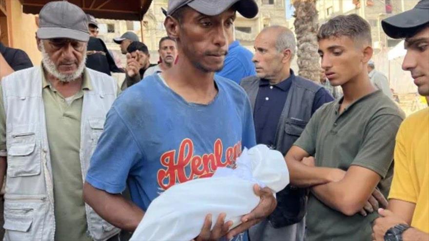 El bebé de dos meses y medio llamado Eid Mahmud Abu Jamma murió de desnutrición en Jan Yunis, al sur de Gaza, 28 de septiembre de 2025. (Foto: AA)