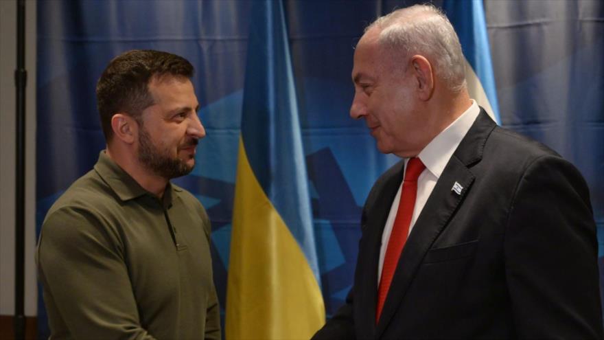 El primer ministro israelí, Benjamín Netanyahu (dcha.), y el presidente ucraniano Volodímir Zelenski se reúnen en el marco de la Asamblea General de la ONU, 19 de septiembre de 2023.