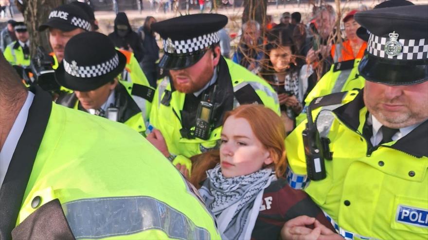 Policía detienen a un manifestante a las afueras de la conferencia del Partido Laborista en Liverpool, 28 de septiembre de 2025.

