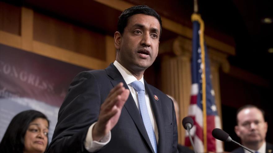 El congresista estadounidense, Ro Khanna, habla en una conferencia de prensa en el Capitolio en Washington. (Foto: AP)
