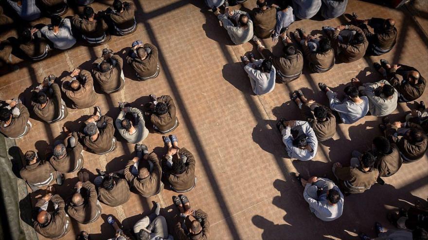 Detenidos palestinos de Gaza vistos en un patio de una prisión en el sur de los territorios ocupados.