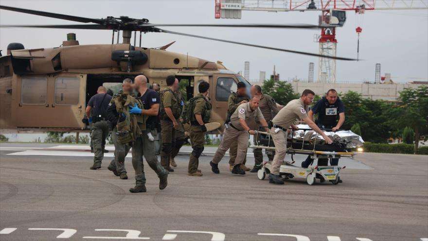 Militares israelíes buscan trasladar a sus heridos a hospital.