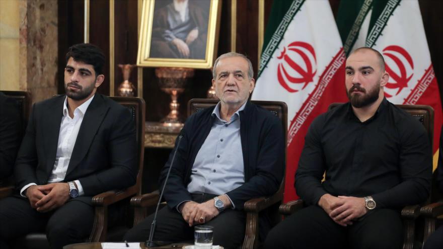 El presidente de Irán, Masud Pezeshkian, durante una ceremonia en honor a los equipos nacionales de lucha libre y grecorromana, 30 de septiembre de 2025.(Foto: President.ir)