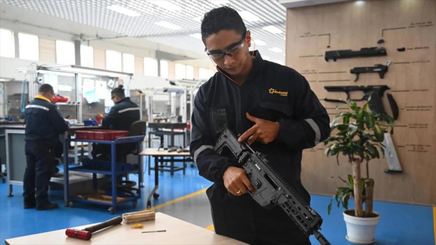 Un ingeniero muestra un nuevo fusil fabricado por INDUMIL en la Fábrica de Armas José María Córdova en Soacha, cerca de Bogotá, Capital de Colombia, 29 de septiembre de 2025. (Foto: AFP)