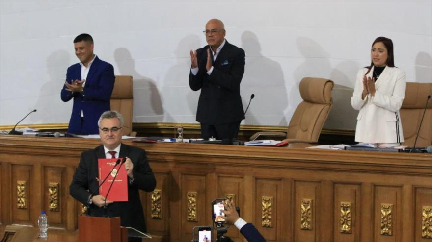 El presidente de la Asamblea Nacional de Venezuela, Jorge Rodríguez, entrega la ley al embajador ruso en Venezuela, Serguéi Mélik-Bagdasárov, 30 de septiembre del 2025.
