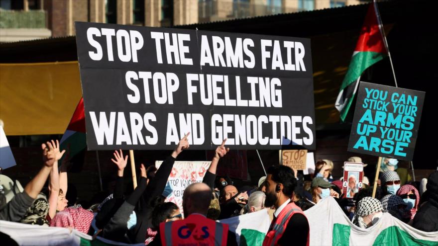 Manifestantes con banderas palestinas protestan en Londres contra las exportaciones de armas británicas a Israel, frente a la feria internacional de armas de Equipos de Defensa y Seguridad (DEF), en Londres, 9 de septiembre de 2025.