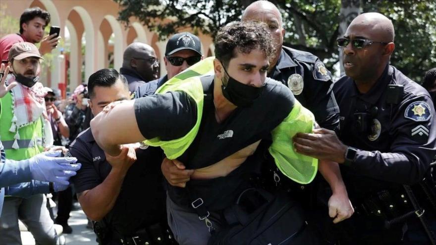Oficiales de seguridad de USC detienen a un manifestante pro-Palestina en apoyo a Gaza en la Universidad del Sur de California, 24 de abril de 2024, en Los Ángeles.
