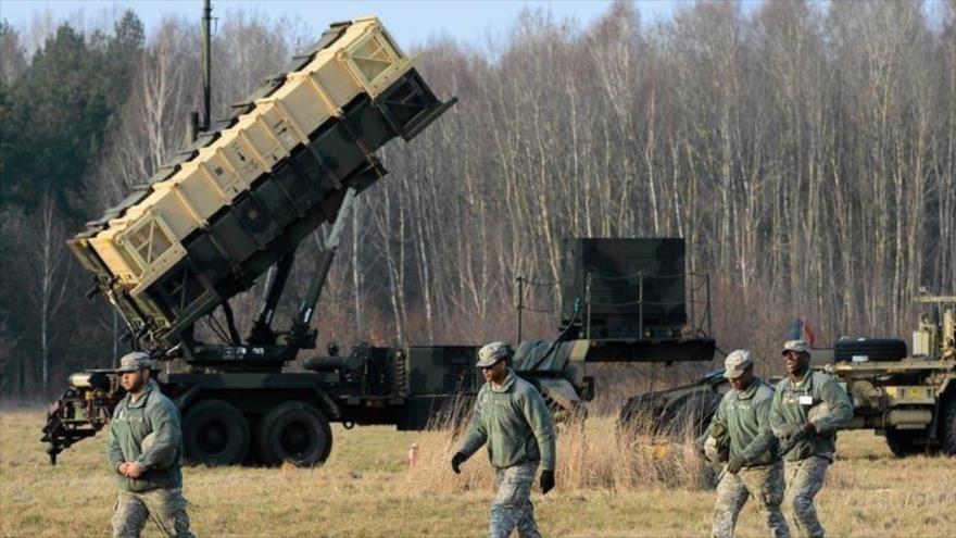 Soldados estadounidenses caminan junto a una batería de defensa antimisil Patriot cerca de Varsovia. (Foto: Reuters)