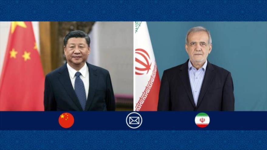 El presidente de Irán, Masud Pezeshkian (dcha.), y su homólogo de China, Xi Jinping.