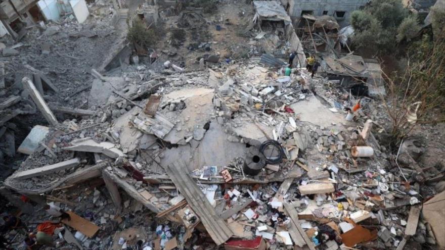 Un edificio residencial completamente arruinado por bombardeos israelíes en la Franja de Gaza.