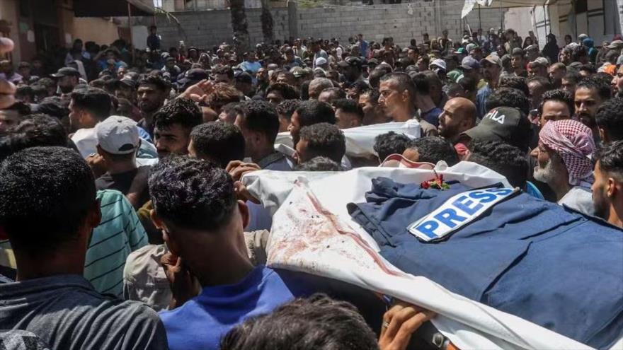Se celebra un funeral en el patio del Hospital Nasser de Gaza tras la muerte de cinco periodistas , 25 de agosto de 2025.(Foto: Getty Images)