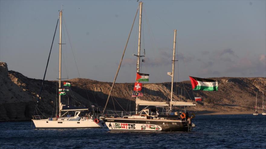 Los veleros, parte de la Flotilla Global Sumud que busca llegar a Gaza y romper el bloqueo naval de Israel, zarpan frente al islote de Koufonisi, Grecia, 26 de septiembre de 2025. (Foto: Reuters)