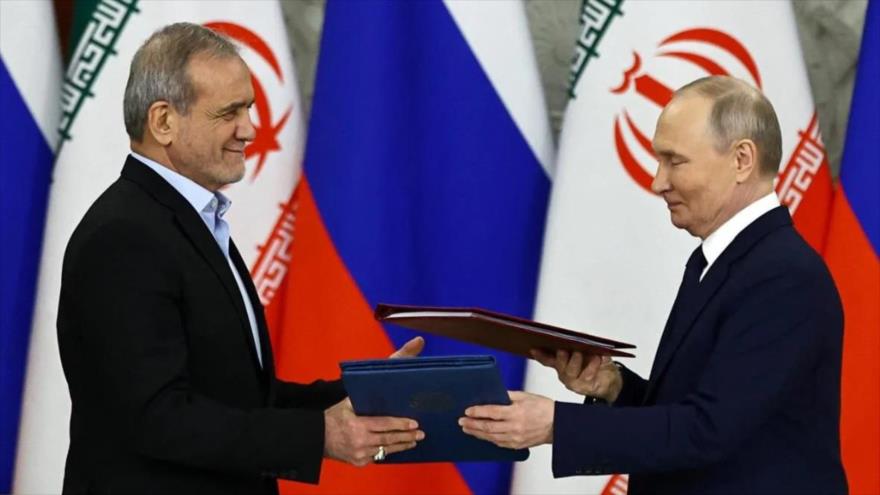 El presidente ruso, Vladímir Putin (dcha.), y el presidente iraní, Masud Pezeshkian, firman el Tratado de Asociación Estratégica Integral en Moscú, 17 de enero de 2025.