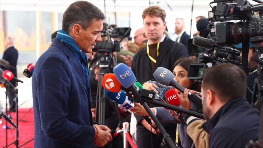 El presidente del Gobierno de España, Pedro Sánchez, habla con los periodistas en Copenhague, 2 de octubre de 2025.