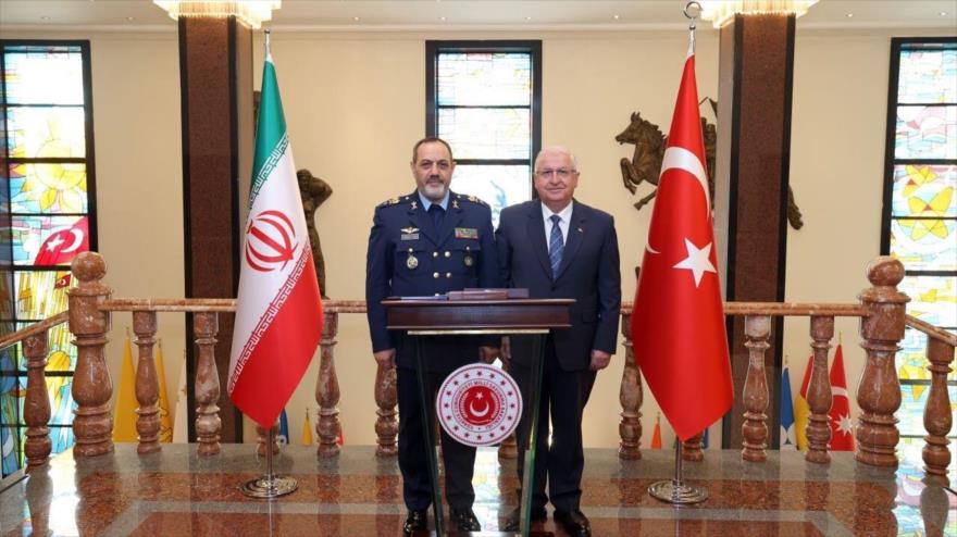 El ministro de Defensa de Irán, el general de brigada Aziz Nasirzade (izq.), y su homólogo turco, Yasar Guler, 2 de octubre de 2025.