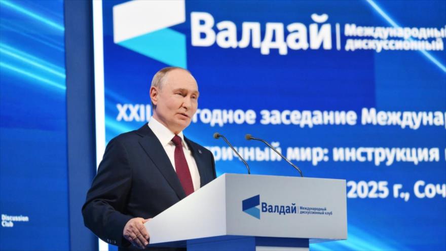 El presidente de Rusia, Vladímir Putin, ofrece discurso en el Club de Debate Valdái, en Sochi, 2 de octubre de 2025.
