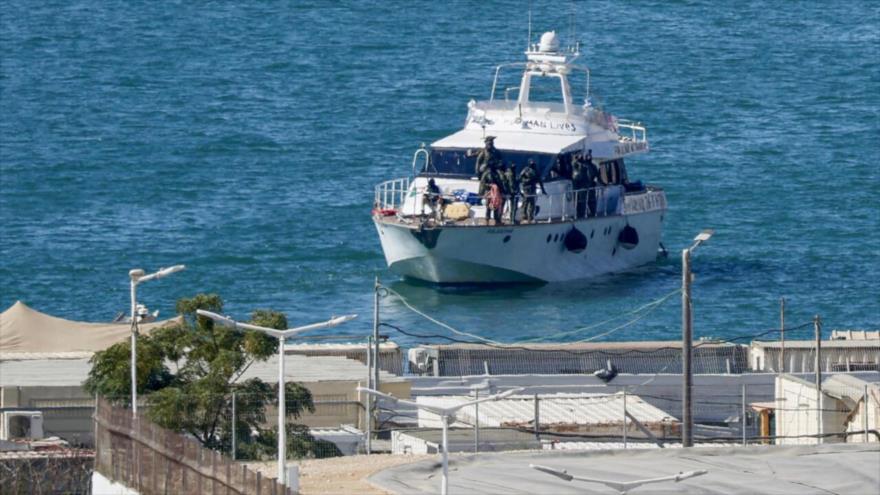 Un barco de la Flotilla Global Sumud interceptado por fuerzas israelíes frente a la costa de Gaza es escoltado hasta el puerto israelí de Ashdod , 2 de octubre de 2025.(Foto:AFP)