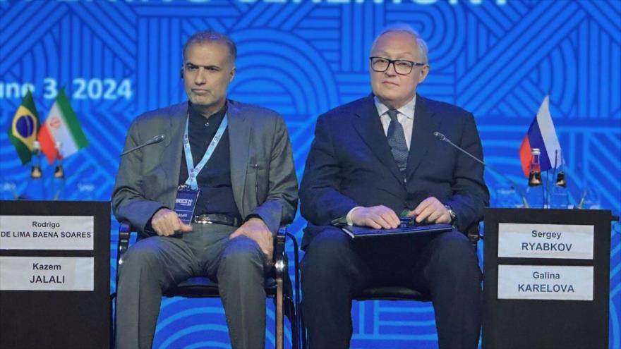 El vicecanciller de Rusia, Serguéi Riabkov, (dcha.) y el embajador de la República Islámica de Irán en Moscú, Kazem Yalali.
