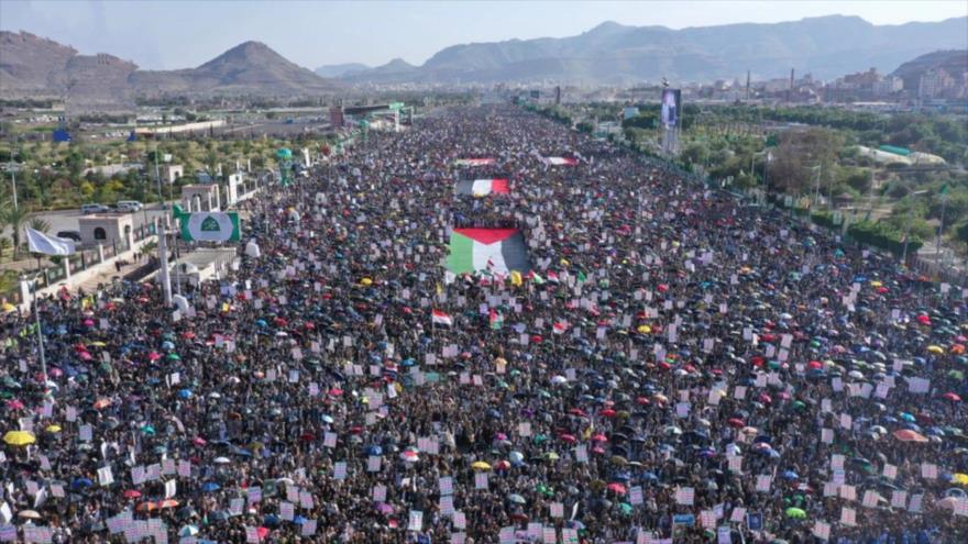 Yemeníes salen a las calles para reiterar su apoyo a Palestina y su pueblo reprimido, Saná, la capital, 3 de octubre de 2025.