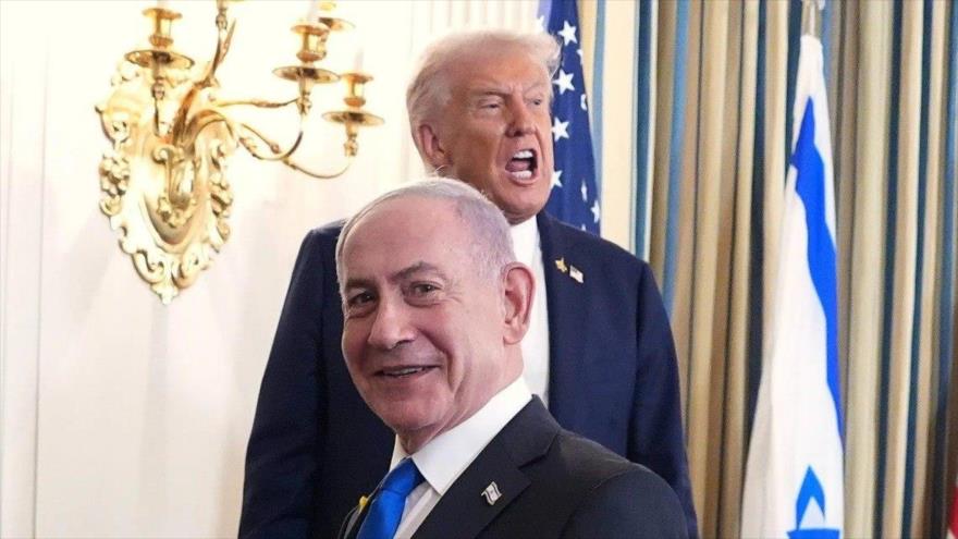 El presidente de EEUU, Donald Trump (al fondo), y el primer ministro israelí, Benjamín Netanyahu, en la Casa Blanca, Washington, 29 de septiembre de 2025.