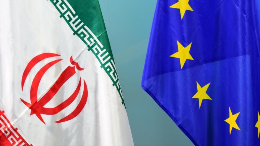 Banderas de Irán (izq.) y la Unión Europea (UE).