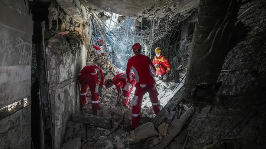Equipos de rescate revisan los escombros del complejo penitenciario de Evin en Teherán tras el ataque israelí, 23 de enero de 2025. (Foto: AFP)