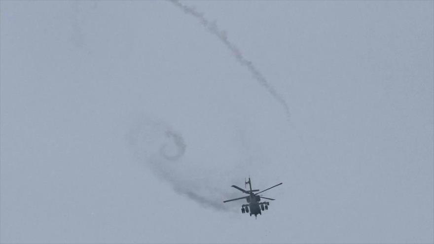 Un helicóptero militar israelí Apache sobrevuela la Franja de Gaza (Foto: Reuters)
