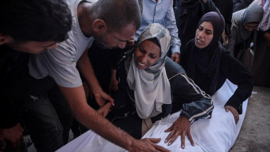 Los familiares de los fallecidos palestinos lamentaron su pérdida durante la ceremonia fúnebre, 4 de octubre de 2025. (Foto: AA)