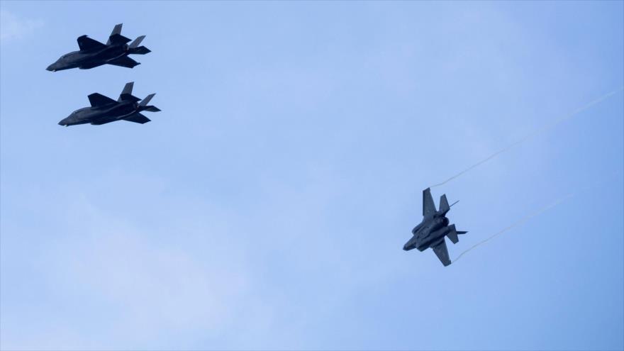 Tres aviones militares F-35 sobrevuelan la antigua base militar Roosevelt Roads en Ceiba, en Puerto Rico, 13 de septiembre de 2025. (Foto: Reuters)