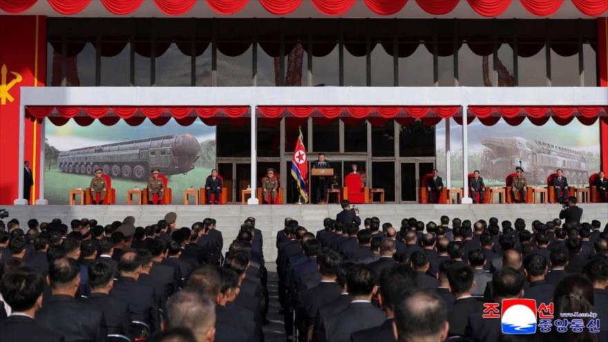 El líder norcoreano, Kim Jong-un, habla durante la exhibición militar ‘Desarrollo de Defensa 2025’, celebrada en Pyongyang, 4 de octubre de 2025. (Foto: KCNA)