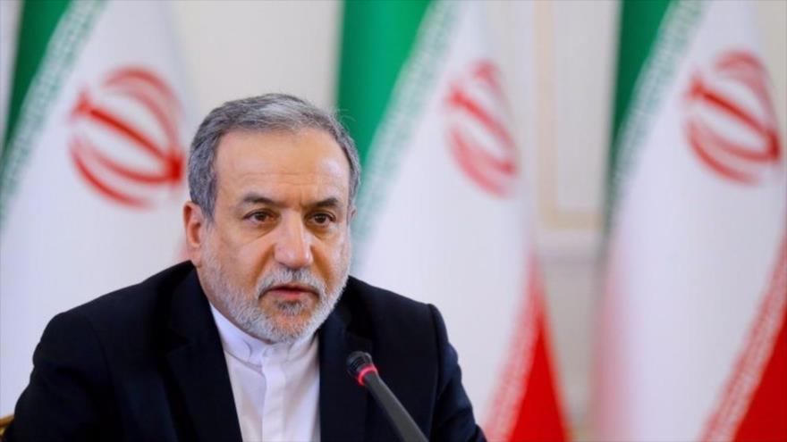 El ministro de Asuntos Exteriores de Irán, Abás Araqchi, habla durante una reunión con embajadores y jefes de misiones extranjeras e internacionales en Teherán, 5 de octubre de 2025.