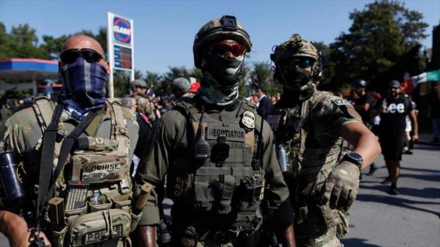 Agentes de Inmigración y Control de Aduanas (ICE), en el vecindario Brighton Park de Chicago, 5 de octubre de 2025. (Foto : AFP)