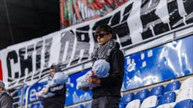 Aficionados de Alavés se solidarizan con Gaza con muñecos en sudarios rojos