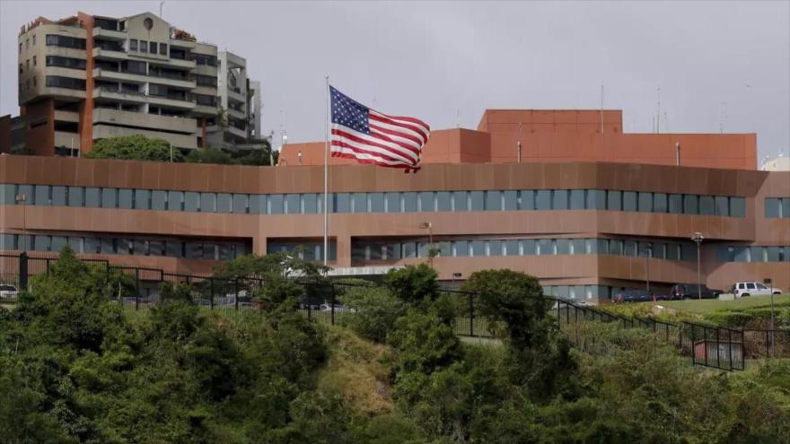 La bandera de Estados Unidos ondea fuera de la embajada del país en Caracas, Venezuela.