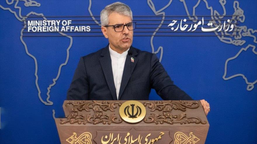 El portavoz de la Cancillería iraní, Esmail Baqai, ofrece su rueda de prensa semanal en Teherán, 6 de octubre de 2025.