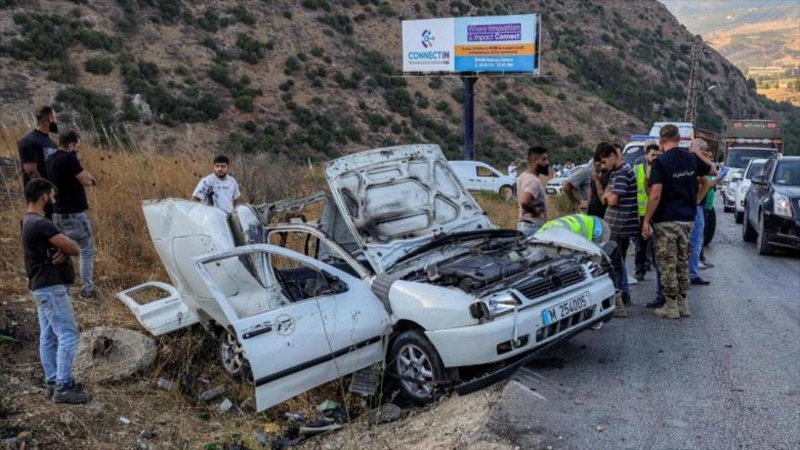 Equipos de primera respuesta y fuerzas de seguridad inspeccionan un vehículo destruido tras un ataque israelí en el Líbano. (Foto: AFP)
