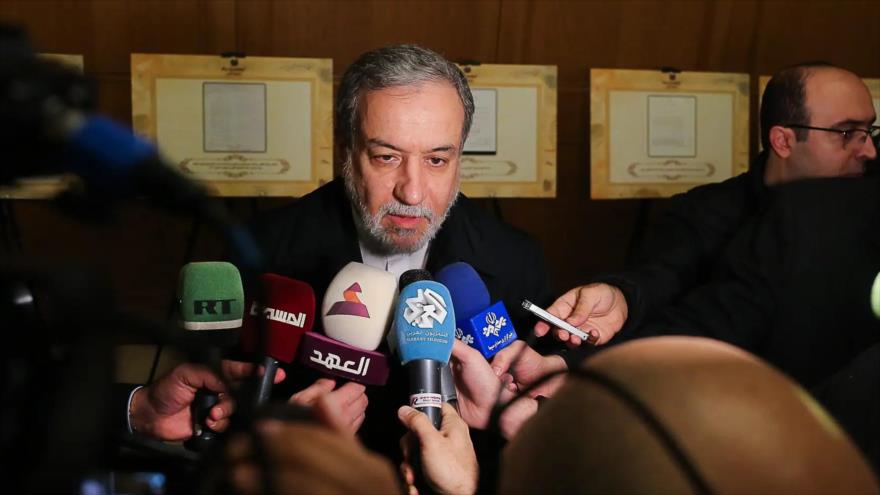El canciller de Irán, Seyed Abás Araqchi, responde a los periodistas al margen de una ceremonia en Teherán.