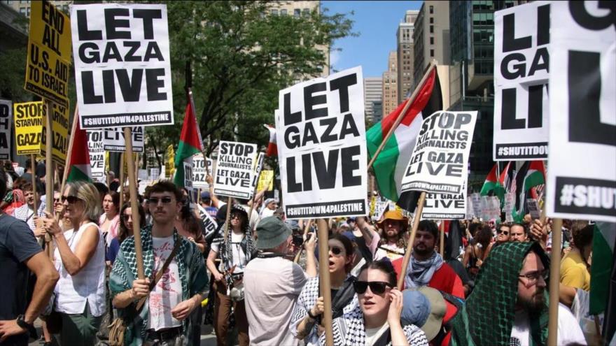 Personas se reúnen durante la protesta ‘Apoya a Gaza’ en Bryant Park, en Nueva York (EEUU), 16 de agosto de 2025. (Foto: AFP)
