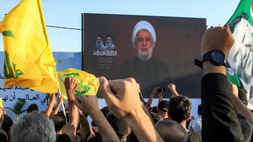 El líder de Hezbolá, el sheij Naim Qasem, se dirige al pueblo a través de una pantalla en un discurso televisado, en el sur del Líbano, 27 de septiembre de 2025. 