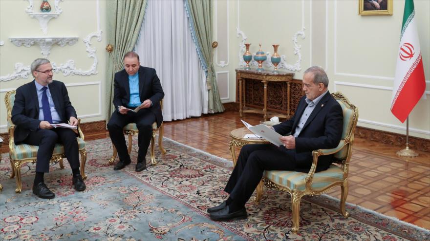 El presidente de Irán, Masud Pezeshkian (decha.) y embajador de Suiza en Irán, Olivier Bangerter, 7 de octubre de 2025.