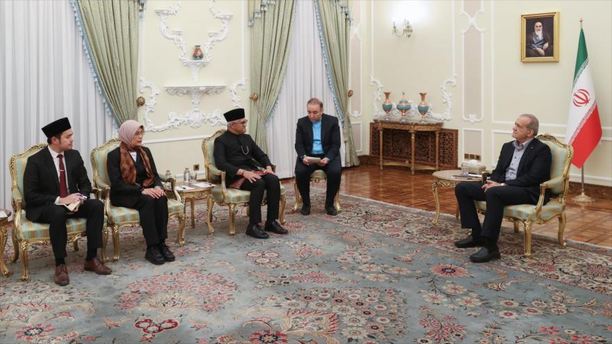 El presidente iraní, Masud Pezeshkian (dcha.), durante una reunión con el nuevo embajador de Indonesia en Irán, Rolliansyah Soemirat, 7 de octubre de 2025.