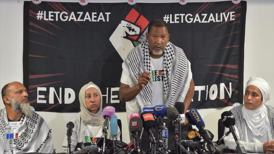 Mandla Mandela, nieto de Nelson Mandela, habla en una conferencia de prensa después de su llegada al aeropuerto en Johannesburgo, Sudáfrica, 8 de octubre de 2025. 
