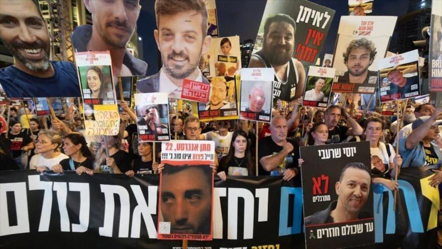 Familiares de los retenidos israelíes celebran la firma del acuerdo de paz que permitirá la liberación de los cautivos, Tel Aviv, 8 de octubre de 2025. (Foto: AP)