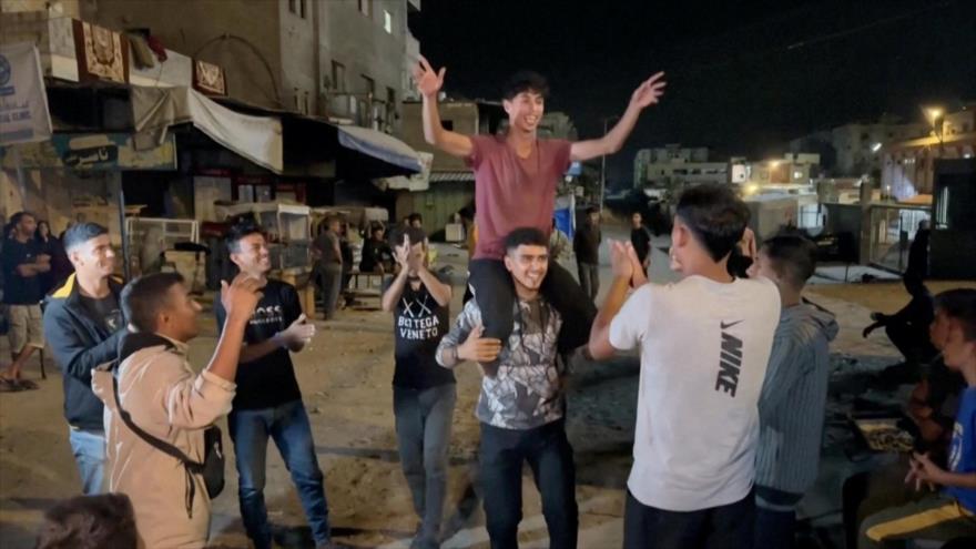 Palestinos celebran acuerdo de paz en una calle de Jan Yunis, en el sur de la Franja de Gaza, 9 de octubre de 2025. (Foto: Reuters)
