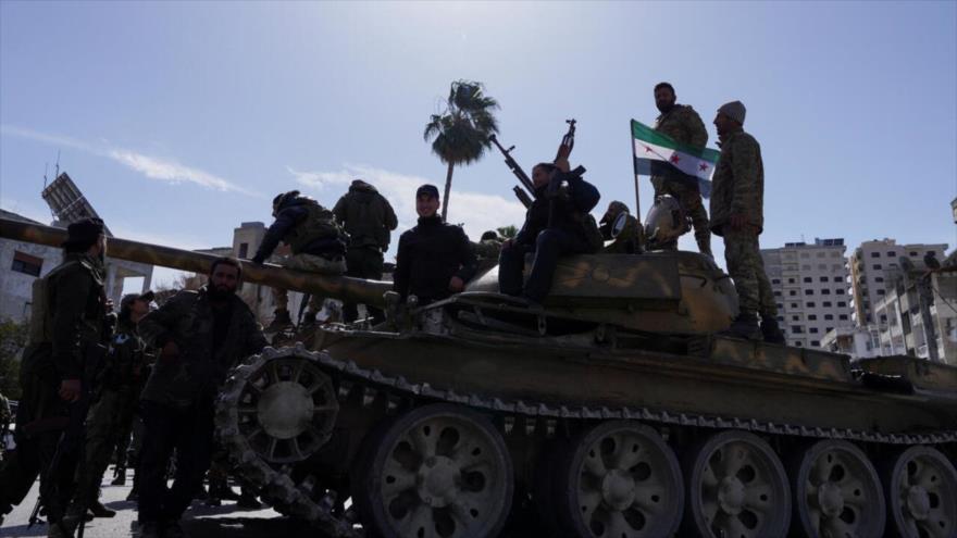 Fuerzas de HTS en un vehículo militar en Latakia, Siria, 7 de marzo de 2025. (Foto: Reuters)